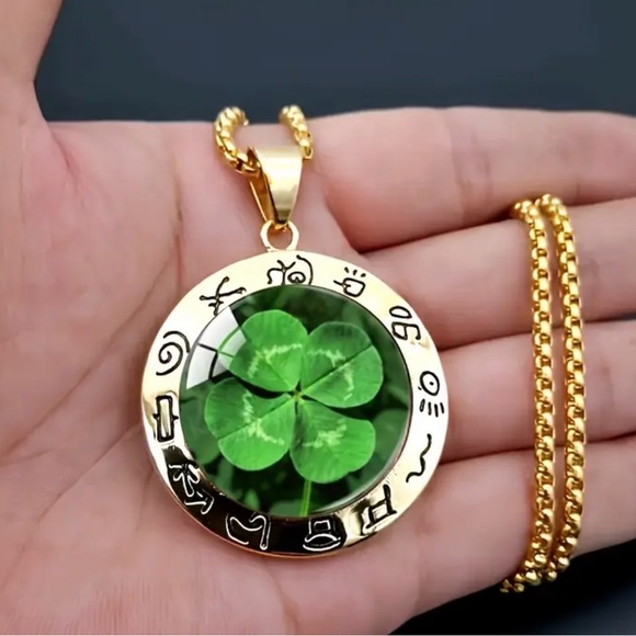 Gold and Green Four-Leaf Clover Pendant Necklace. - Picture 4 of 4